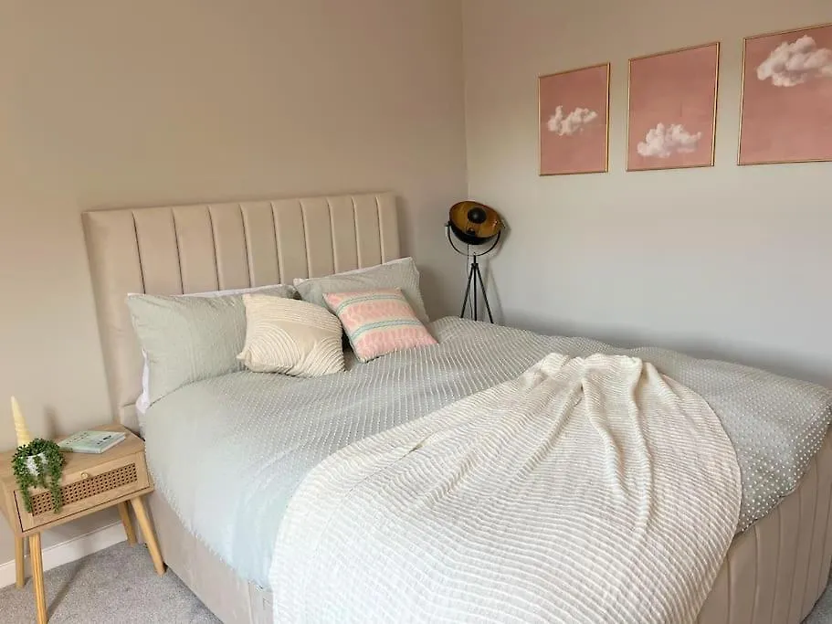 Artistic 3 Bed Home In Old Trafford Next To Mufc-1